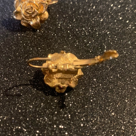 AVON gold earrings. Rose mold shape. - Picture 2 of 6